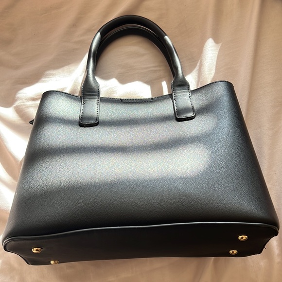 Black and gold hand bag with no damage. - Picture 2 of 5